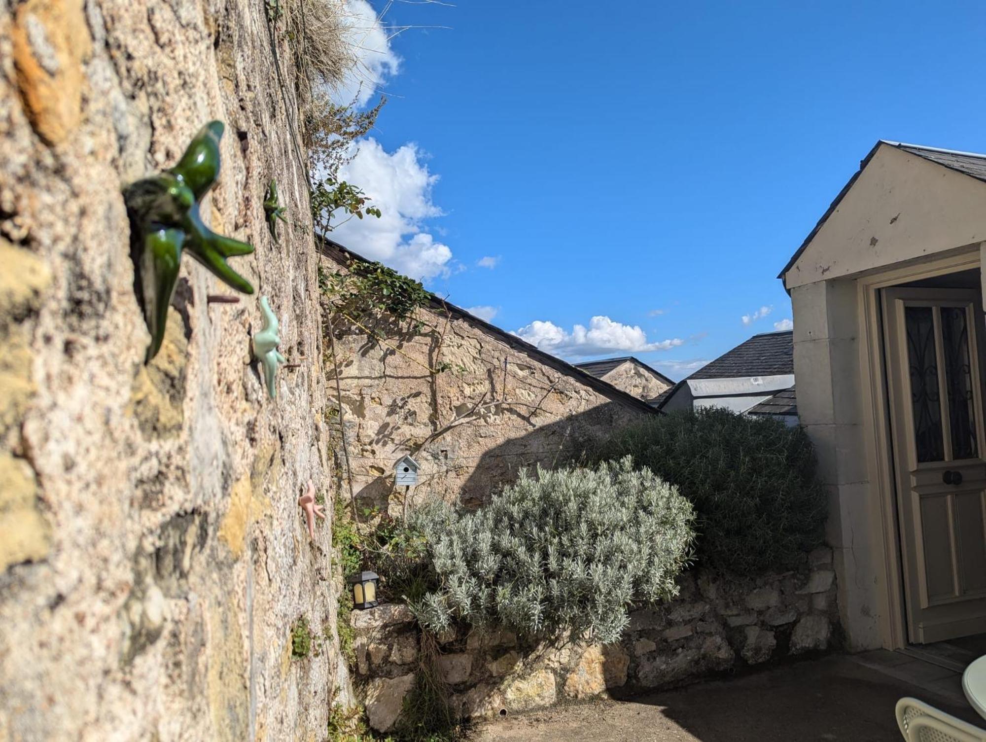 Appartement Des Hirondelles , Au Pied Du Chateau Chinon Exterior photo